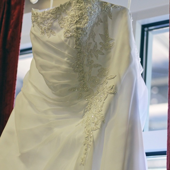 Davids Bridal Wedding Dress - Picture 3 of 5